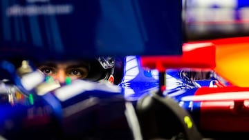Carlos Sainz viendo la televisión subido en el Toro Rosso durante el GP de China.