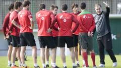 EN FAENA. Bielsa explica a sus futbolistas el desarrollo de un ejercicio.