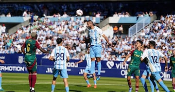 Galinea despeja un balón aéreo.