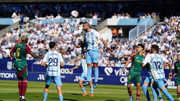 Galinea despeja un balón aéreo.