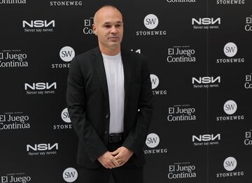 Andrés Iniesta posa en el photocall durante el acto del anuncio de su retirada del fútbol celebrado en el Puerto de Barcelona.