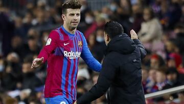 Xavi se saluda con Piqué en el partido ante Osasuna.