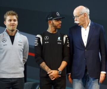 El jefe de Daimler AG, Dieter Zetsche y los pilotos Lewis Hamilton y Nico Rosberg.
