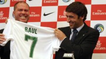 Raúl González con su nueva camiseta.