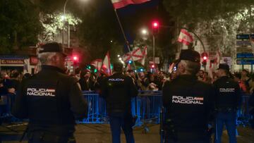 Decenas de manifestantes con banderas y carteles tras las vallas de seguridad y frente a varios agentes de policía, durante una manifestación contra la amnistía frente a la sede del PSOE en Ferraz, a 18 de noviembre de 2023, en Madrid (España). Miles de personas se han concentrado frente a la sede del PSOE en Ferraz por decimosexta jornada consecutiva para protestar contra el pacto alcanzado entre el PSOE y Junts el pasado 9 de noviembre para la investidura de Sánchez que incluye una posible ley de amnistía. La protesta tiene lugar después del nombramiento de Sánchez como nuevo jefe del Ejecutivo en el debate de su investidura celebrado en el Congreso los días 15 y 16 de noviembre.
18 NOVIEMBRE 2023;MANIFESTACIÓN;PROTESTA;FERRAZ;AMNISTÍA;PRESIDENTE;INVESTIDURA;POLICÍA
Gustavo Valiente / Europa Press
18/11/2023