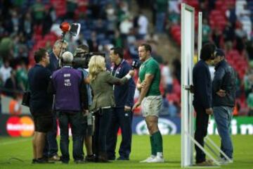 El irlandés Jamie Heaslip es entrevistado al final del partido que les enfrentaba a Rumania durante el Mundial de rugby.