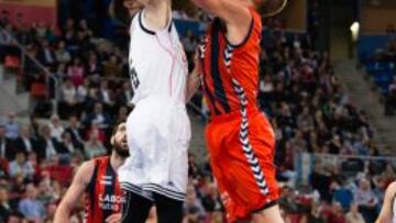 Andrés Nocioni tapona un lanzamiento de Tillie.