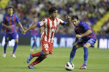 ?liver Torres, a¨²n con 17 a?os y campe¨®n de Europa Sub-19, debut¨® en la 1? jornada de la 12-13 (como Kader), tras haber sido convocado varias veces el curso anterior. Acab¨® jugando 57 partidos de rojiblanco y, tras pasar por Villarreal y Oporto, se hace un sitio en el Sevilla de Lopetegui, que le conoc¨ªa de la Selecci¨®n y el equipo portugu¨¦s.