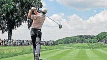 <b>DE AQUÍ, A LA ETERNIDAD. </b>El de Oakmont es un campo largo, muy largo. En la imagen, el irlandés Padraig Harrington probando su 'drive' en la salida del hoyo 3.
