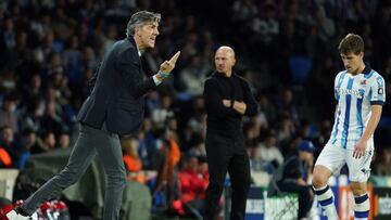 Real Sociedad's Spanish coach Imanol Alguacil gestures during the UEFA Champions League first round group D football match between Real Sociedad and FC Salzburg at the Anoeta stadium in San Sebastian on November 29, 2023. (Photo by CESAR MANSO / AFP)