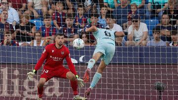 VALÈNCIA, 14/09/2025.-El centrocampista del Betis Pablo Fornals, remata para marcar gol contra el Levante, durante el partido de la jornada 4 de LaLiga EA Sports entre el Levante y el Betis, este domingo en el estadio gol Ciutat de València.- EFE/ Manuel Bruque