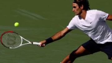 El suizo Roger Federer apabulló al serbio Novak Djokovic por 6-0 y 7-6 (7) para convertirse en el único jugador que ha ganado cinco veces el Masters 1.000 de Cincinnati e igualar con 22 los títulos del español Rafael Nadal en torneos de esta categoría.