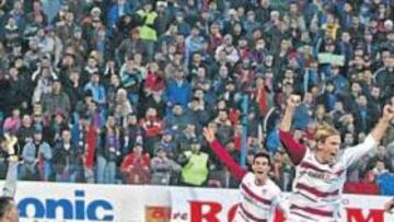 <b>LA ALEGRÍA DEL GOL. </b>Poulsen, en primer plano, y Alfaro celebran la consecución del 0-1 obtenido por el danés, mientras el portero del Steaua echa la bronca a sus compañeros.