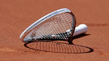 Imagen de una raqueta rota.