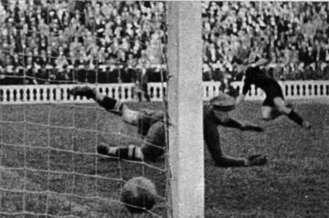 El 21 de abril de 1935, hartos de recibir goleadas en los clásicos, los culés se vengaron con una manita. Vantolra, anotó cuatro goles, fue el protagonista. Escola también marcó.