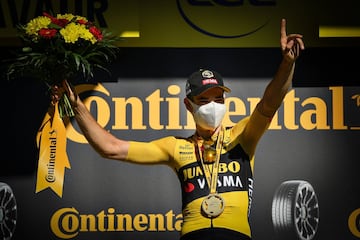 Wout Van Aert del Jumbo Visma se volvió a quedar con la victoria después de una etapa marcada por los abanicos que afectaron a varios que estaban en el Top 10 de la clasificación general. Egan es el mejor colombiano a 13 segundos del líder Adam Yates del 