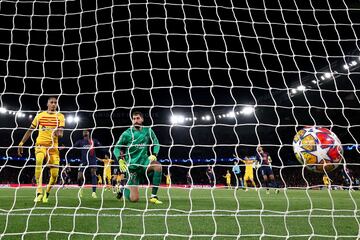 2-2. Magistral pase picado de Pedri a Raphinha que, con una gran volea, supera a Donnarumma.