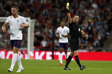 El árbitro Danny Makkelie enseñó la tarjeta amarilla a Jordan Henderson.