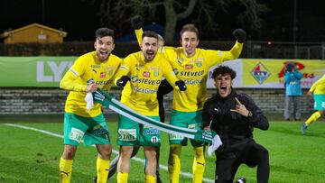 Los españoles del KTP celebran el ascenso a la Veikkausliiga.