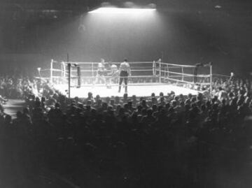 El 5 de noviembre de 1971 en Madrid, Pedro Carrasco se enfrent¨® por el campeonato mundial con el estadounidense Mando Ramos. Carrasco gan¨® tras una pol¨¦mica decisi¨®n arbitral que descalific¨® a Ramos en el d¨¦cimo segundo asalto por un golpe bajo cuando ¨¦ste ten¨ªa dominado al espa?ol.