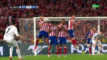 Cristiano pidió un penalti de Gabi por mano en el 100'