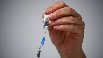 A medical worker prepares a dose of the "Comirnaty" Pfizer-BioNTech COVID-19 vaccine at a coronavirus disease (COVID-19) vaccination center in Madrid, Spain, November 24, 2021. REUTERS/Sergio Perez