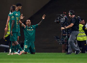 01. Lucas Pires celebra el primer tanto que anota en el minuto 11 de partido.