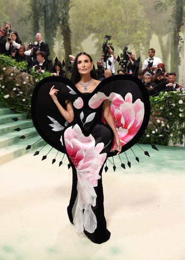 La actriz, Demi Moore, posa con un vestido de Harris Reed y joyería Cartier.