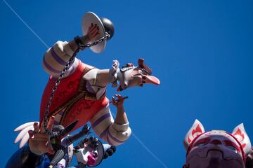 Curiosa perspectiva de una de las fallas antes de la plantà.