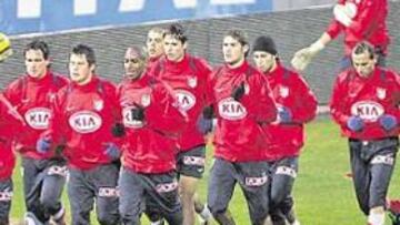 <b>A UN RITMO FLOJO. </b>La plantilla trabajó ayer bajo una intensa lluvia, pero no pudo hacerlo a un nivel muy alto.