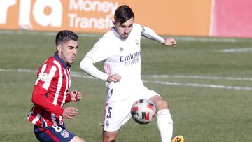 Toni Moya y Víctor Chust, en una jugada del miniderbi Atlético B-Castilla de la primera vuelta del subgrupo 5-A de Segunda B.