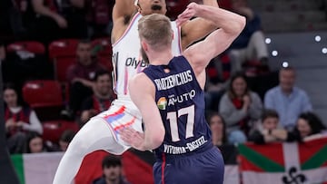 VITORIA, 06/03/2026.- El jugador del Baskonia Gytis Radzevicius (delante) pelea por el balón con el jugador del Paris Basketball Justin Robinson, durante el partido de la EuroLiga que Baskonia y Paris Basketball disputan este viernes en Vitoria. EFE/Adrián Ruiz Hierro