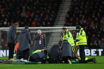 Tom Lockyer, jugador del Luton Town, recibe atención médica durante el partido ante el Bournemouth.