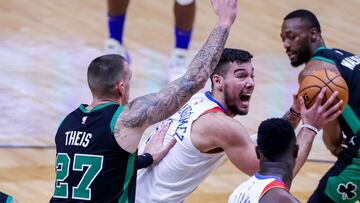Willy Hernangómez trata de ganar la posición ante Theis durante el New Orleans Pelicans - Boston Celtics.