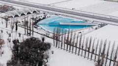 La piscina de olas artificiales de Suiza en medio de la nieve. 