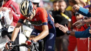Vincenzo Nibali llega a la meta de Alpe d'Huez tras su caída provocada por un espectador en la que sufrió una fractura de vértebra.