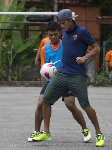 El jugador del Barça, junto a Nike, fue a buscar a un niño a su casa y le acompañó al colegio, donde jugaron un partido con sus amigos.