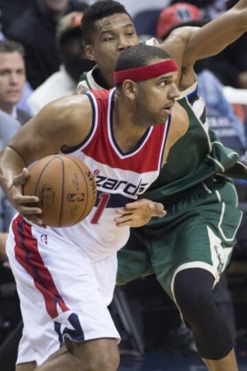 Jared Dudley y Giannis Antetokounmpo.