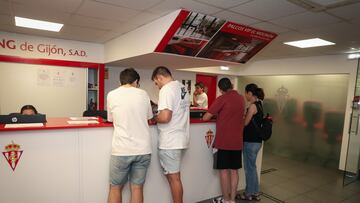 15-08-23. SEGUIDORES DEL SPORTING EN LA OFICINA DE ABONADOS DE EL MOLINÓN, RETIRANDO SU CARNÉ PARA LA TEMPORADA.