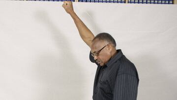 Tommie Smith rememora el signo de protesta que realiz&oacute; tras ganar el oro en 200 metros en los Juegos Ol&iacute;mpicos de M&eacute;xico 68.