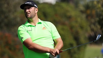 Jon Rahm golpea la bola durante la tercera jornada del Genesis Invitational en el Riviera Country Club de Pacific Palisades, California.