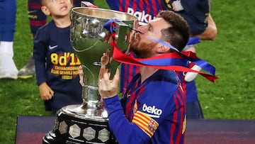 27/04/19  PARTIDO PRIMERA DIVISION
 BARCELONA - LEVANTE 
 ALEGRIA CELEBRACION CAMPEON DE LIGA
 MESSI  COPA TROFEO
 PUBLICADA 28/04/19 NA MA05 1COL