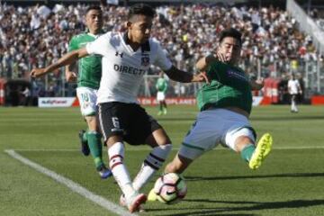 Futbol, Futbol, Colo Colo vs Audax Italiano. 
Segunda fecha, campeonato de Clausura 2016/17.
El jugador de Colo Colo Christofer Gonzalez, izquierda, disputa el balon con Osvaldo Bosso de Audax Italiano durante el partido de primera division en el estadio Monumental de Santiago, Chile.
12/02/2017
Felipe Zanca/Photosport
*************

Football, Colo Colo vs Audax Italiano.   Second date, Closure Championship 2016/17.
Colo Colo's player Christofer Gonzalez, left, battles for the ball against Osvaldo Bosso of Audax Italiano during the first division football match held at the Monumental stadium in Santiago, Chile.
12/02/2017.
12/02/2017
Felipe Zanca/Photosport