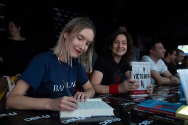 La periodista y escritora Beatriz Serrano, durante la firma de uno de sus ejemplares.