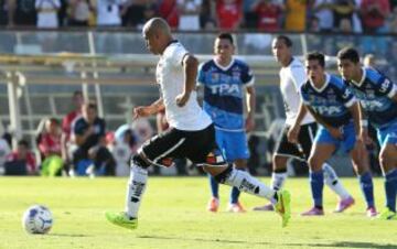 Humberto Suazo lanza un penal ante San Marcos.