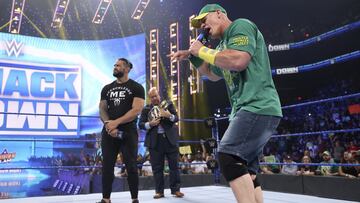 Paul Heyman, Roman Reigns y John Cena en SmackDown.