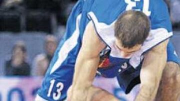 <b>LUCHA. </b>Sergio Sánchez pelea por un balón con Zivanovic.