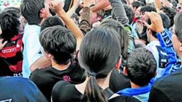 <b>OBJETIVO CUMPLIDO. </b>La afición del Real Unión levantó a hombros a sus héroes tras la victoria.