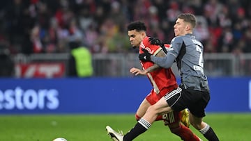 MUNICH, GERMANY - FEBRUARY 21: Luis Diaz of FC Bayern Munich is put under pressure by Elias Baum of Eintracht Frankfurt during the Bundesliga match between FC Bayern München and Eintracht Frankfurt at Allianz Arena on February 21, 2026 in Munich, Germany. (Photo by Christian Kaspar-Bartke/Getty Images)