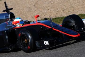 El piloto español de Fórmula Uno Fernando Alonso, bicampeón del mundo en 2005 y 2006, se estrenó hoy en el Circuito de Jerez con McLaren, su nueva escudería tras dejar Ferrari después de cinco años, en los primeros entrenamientos oficiales conjuntos de la pretemporada.